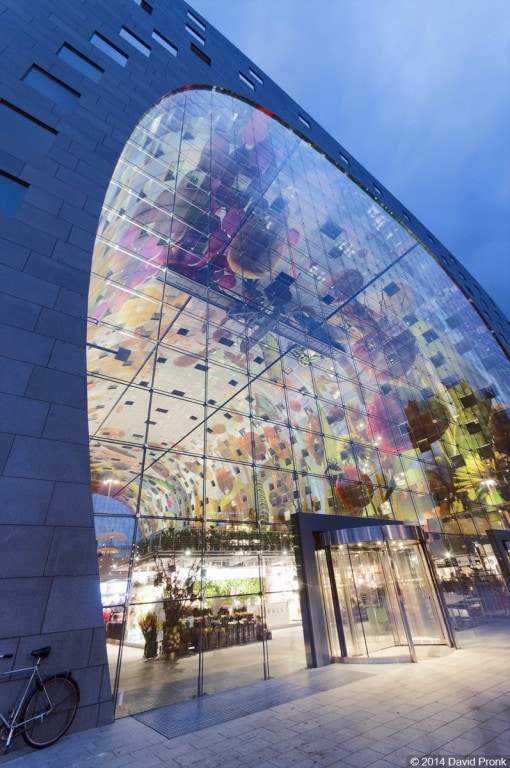 Avondopname van de Markthal Rotterdam.