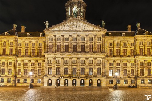 Het paleis op de Dam bij avond