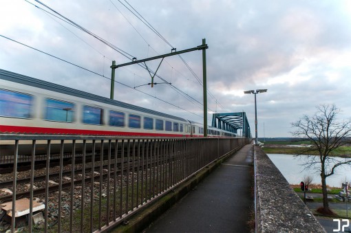 De spoorbrug over Deventer, terwijl een DB-trein eroverheen passeert