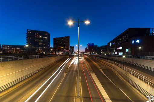 Avondfotografie vanaf het viaduct over De Nieuwe Poort/Stadsring Amersfoort met zicht op de rotonde van het Eemplein.