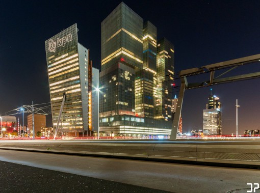 De Rotterdam en de Toren op Zuid op de Wilhelminapier in Rotterdam, gefotografeerd vanaf de Erasmusbrug.